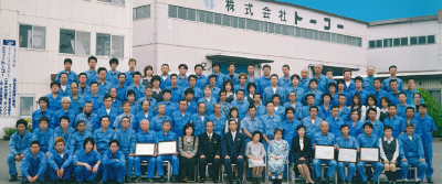 創立60周年を記念した社員の集合写真